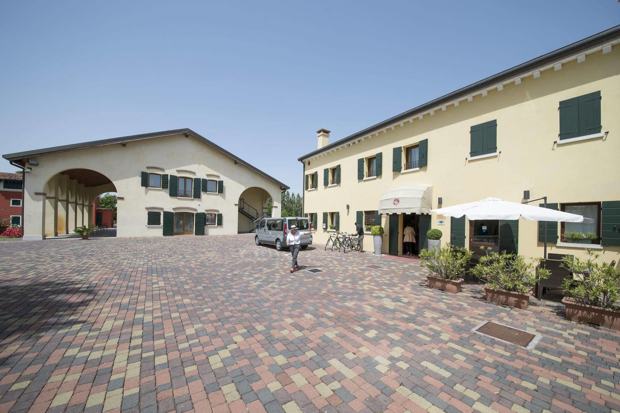 Hotel Venice Airport 4*